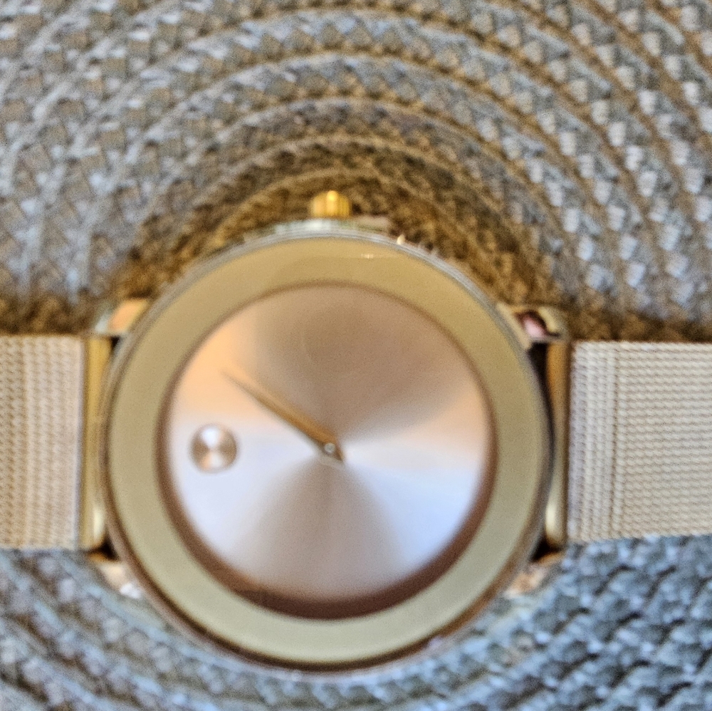 Elegant Gold Watch with Mesh Band